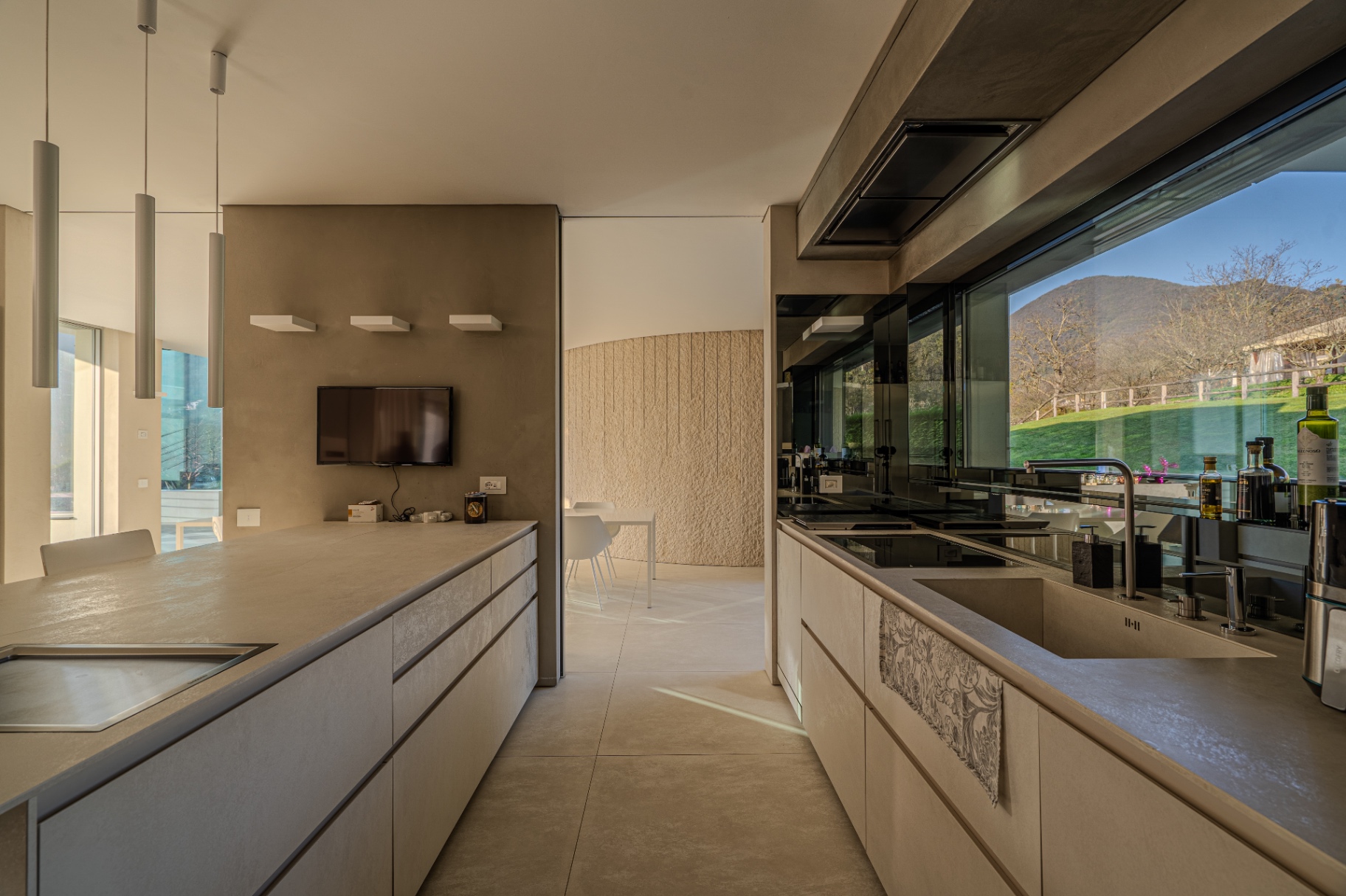 Cucina contemporanea con vista