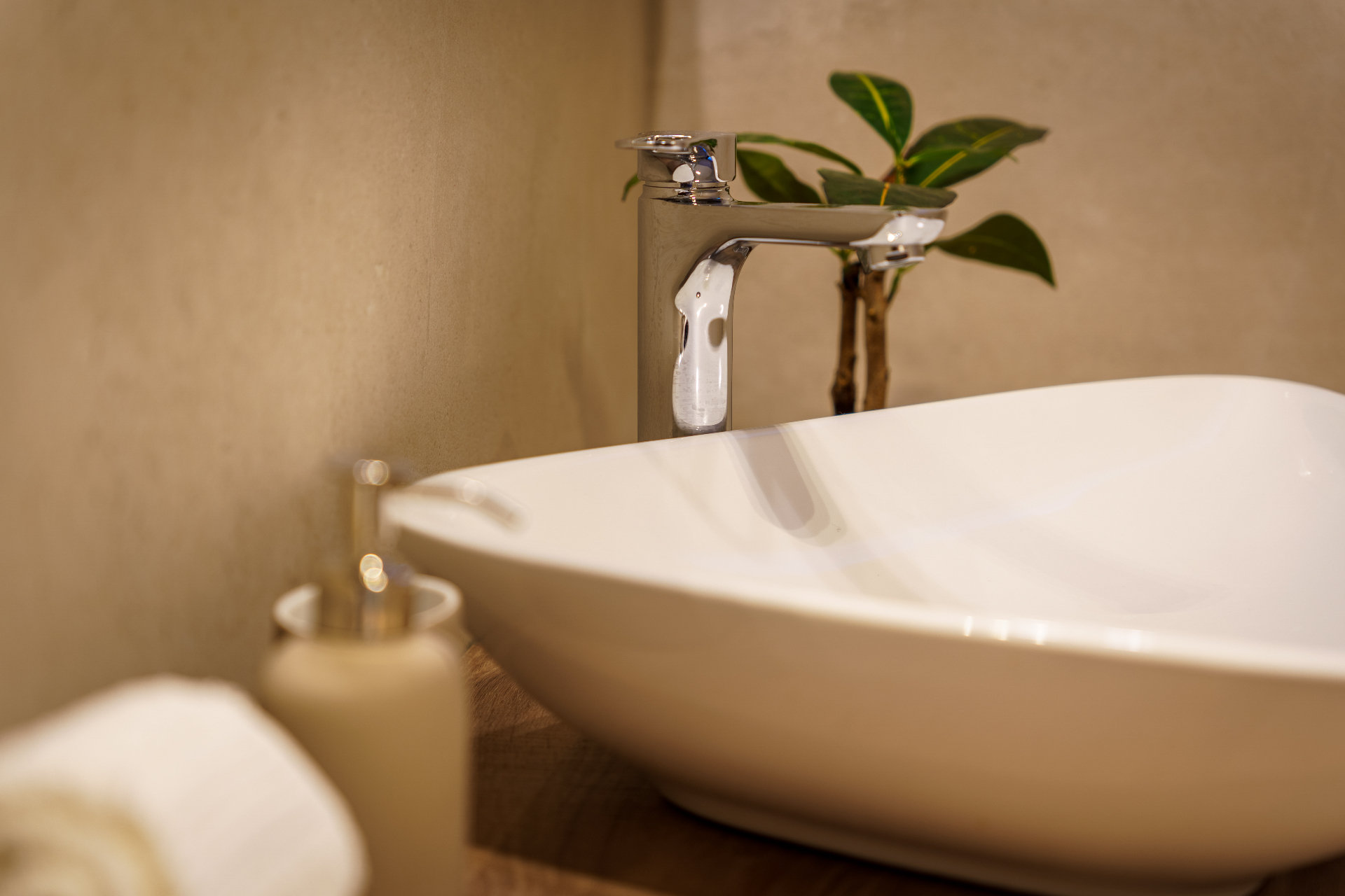 Dettaglio lavabo e rubinetteria