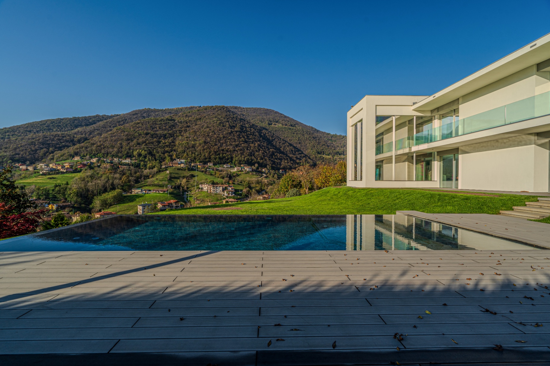 Piscina infinity e facciata