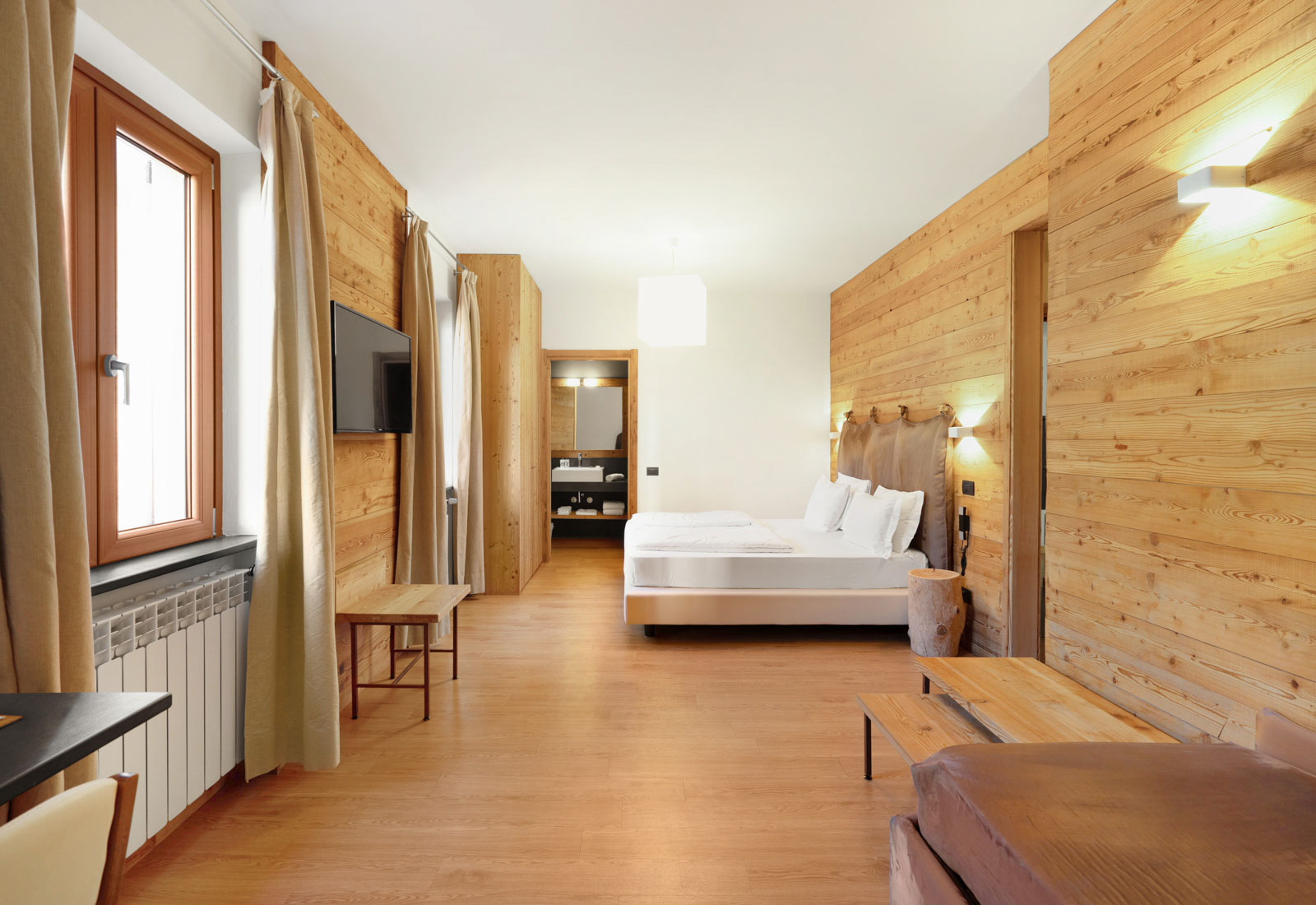 Suite con parete in legno