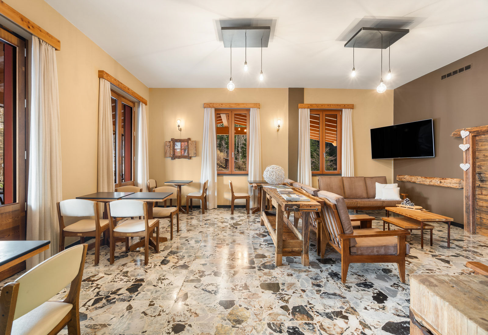 Open space con pavimento in marmo