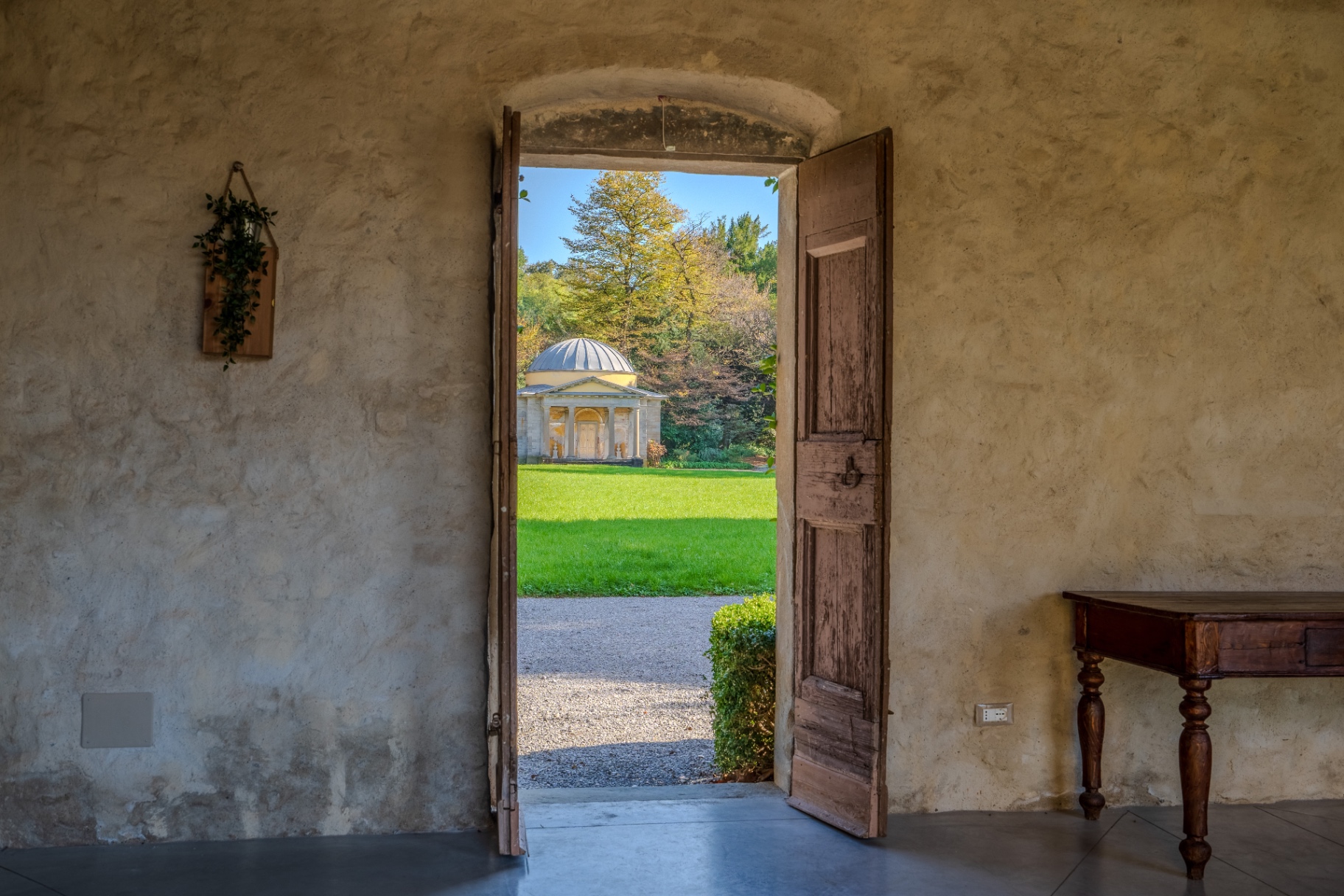 Soglia su tempietto neoclassico