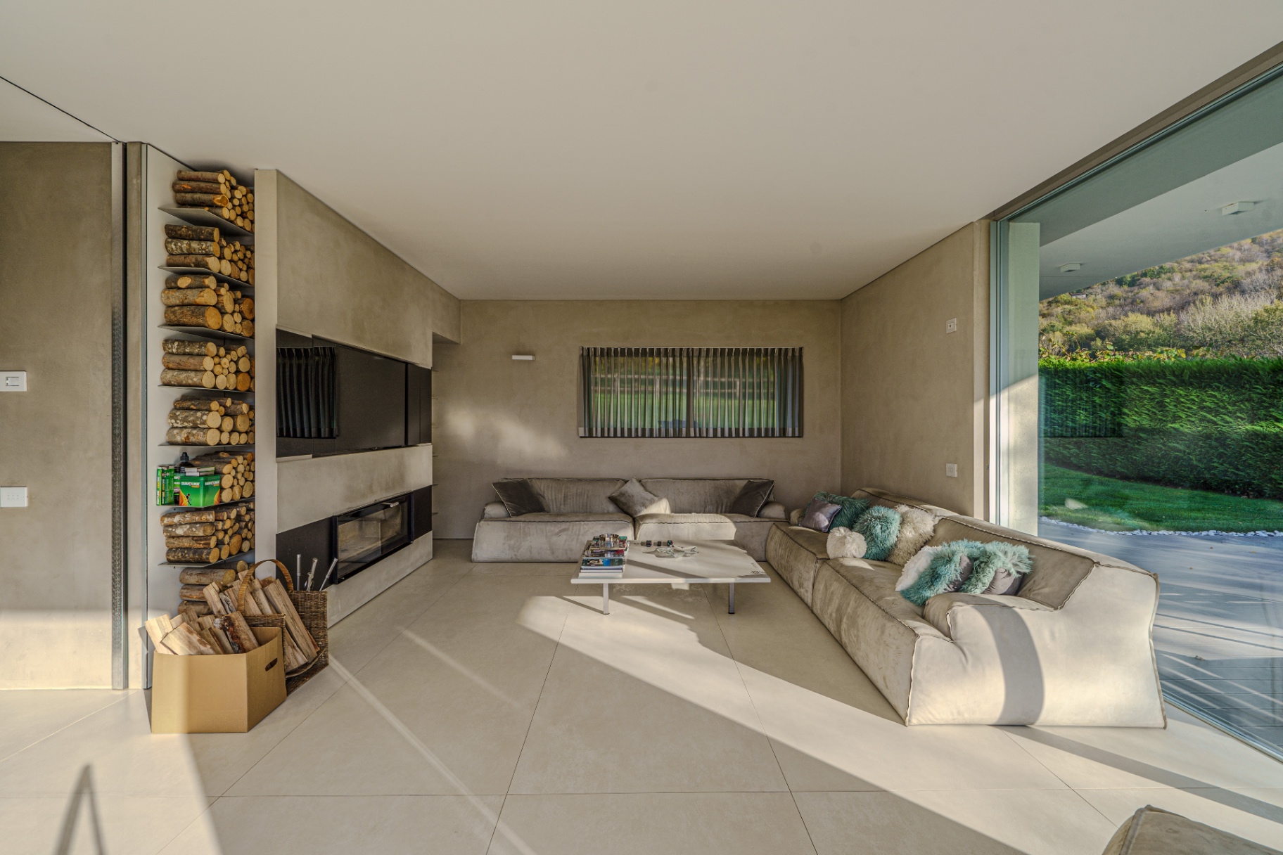 Living contemporaneo con camino