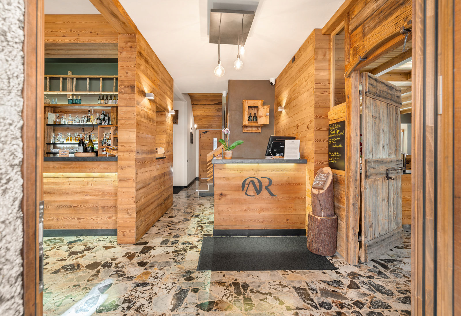 Reception in legno naturale